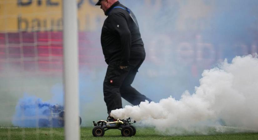Füstöt okádó távirányítós autókkal zavarták meg a meccset a német drukkerek