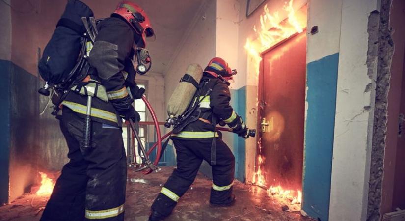 Tűz ütött ki egy lakatlan parasztházban Jászapátiban, a felhalmozott kommunális hulladék gyulladt ki