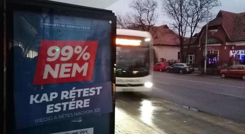 Valakik kidekorálták a kormányplakátokat Egerben - 99% nem - FOTÓK
