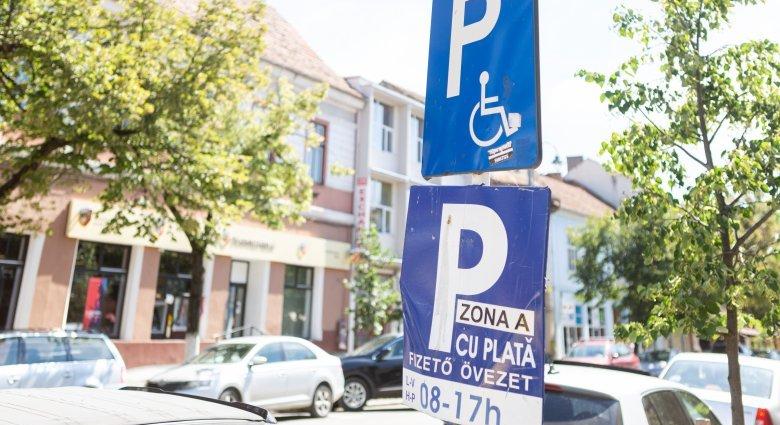 A városon kívül lakóknak is jár ingyenes parkolás Székelyudvarhelyen, amennyiben jogosultak erre