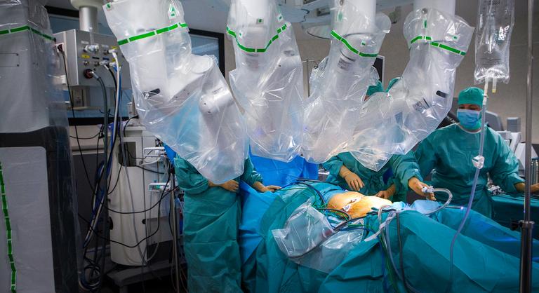 Műtét közben gyilkolhatott a sebészrobot, most az űrben vezekelhet