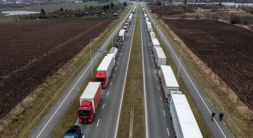 Kitartanak a lengyel gazdák, már több mint kétezer teherautó torlódott fel a lengyel–ukrán határon