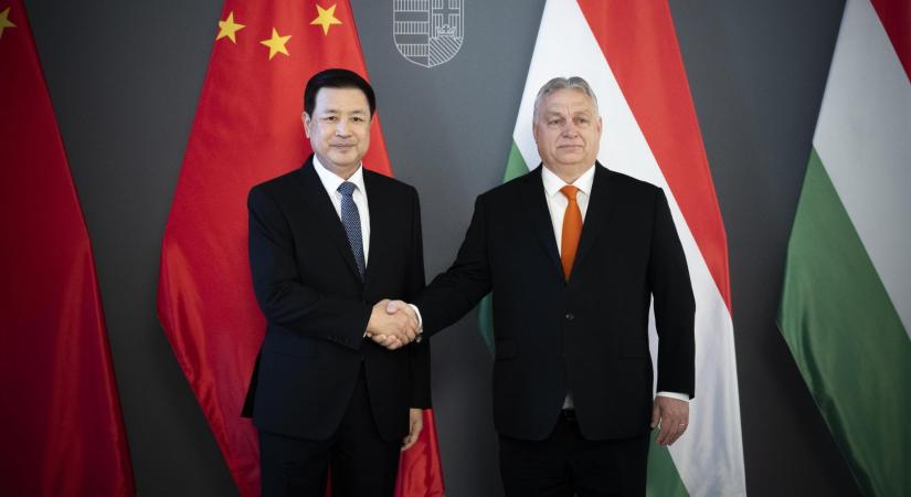 Kínai minisztert fogadott Orbán, amerikai szenátorokat nem