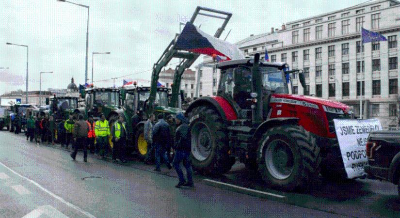 Több száz traktorral vonultak Prága belvárosába a tiltakozó cseh gazdák