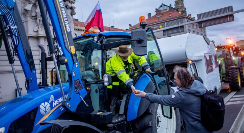 Több száz traktorral bevették Prága belvárosát