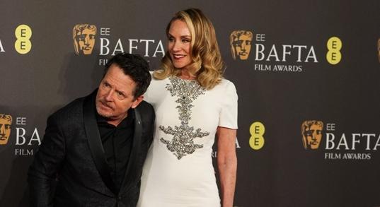 Kerekesszékkel érkezett a színpadra Michael J. Fox, állva tapsolták a BAFTA-díjátadón