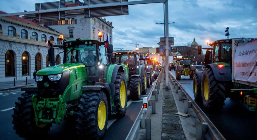 Több száz traktorral Prága belvárosába vonultak a tiltakozó cseh gazdák – VIDEÓ