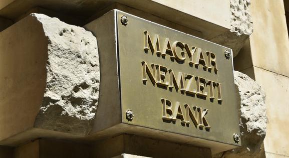 Több pénzmosás-gyanús esetet nem jelentett be azonnal az Erste és az MBH Bank