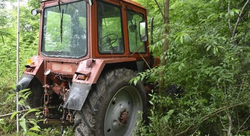 Vádemelés: a bozótosban rejtették el a lopott traktorokat