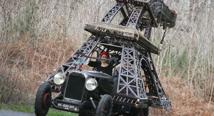 Útnak indult az Eiffel-torony, ami az olimpiai lángot követi