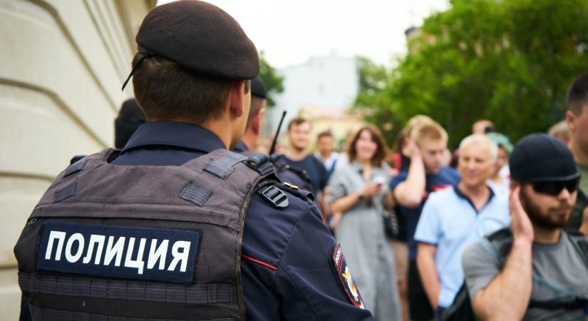 Megverték az orosz rendőrök egy „meleg parti” vendégeit