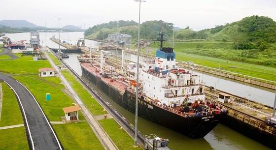 Mindig is kíváncsi volt, hogyan megy át a Panama-csatornán egy hajó? Itt van róla egy timelapse videó