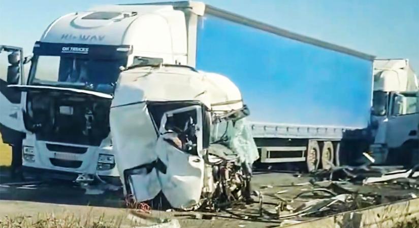 Videó került elő az M1-en történt pénteki balesetről. „Fantomdugó” alakult ki az autópályán