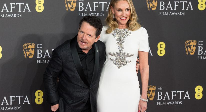 Michael J. Fox kerekesszékben érkezett, de állva adott át díjat a BAFTA-gálán