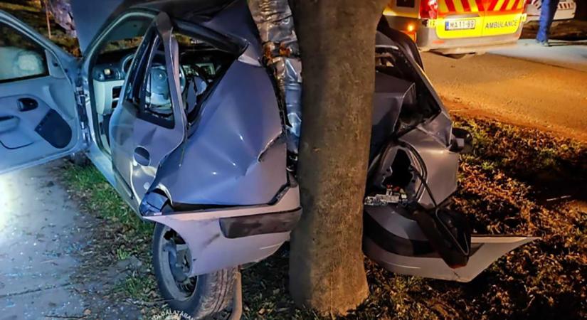 Fának csapódott egy személygépkocsi Gádoroson