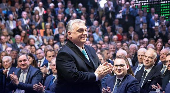 „Orbán rezsimje repedezik a saját képmutatásának súlya alatt”
