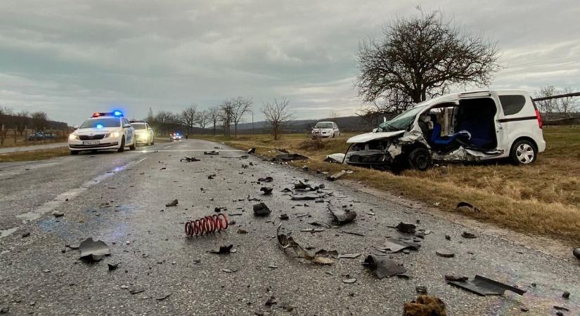 Brutálisan összeütközött két autó Felsőörsnél  fotók, videók