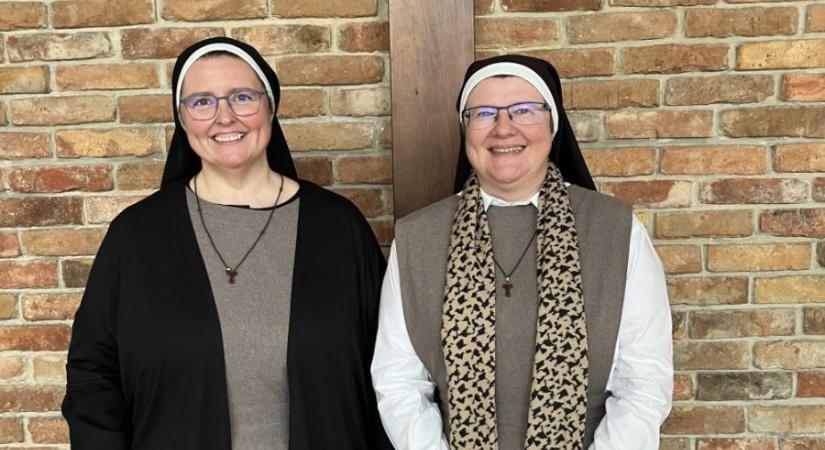 Szerzetesnővérek látogatása a katolikus iskolában