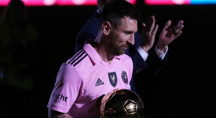 Lionel Messi az FC Barcelonának ajándékozta az egyik Aranylabdáját