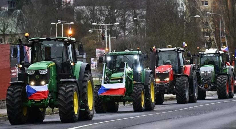 Több száz traktorral Prága belvárosába vonultak a tiltakozó cseh gazdák
