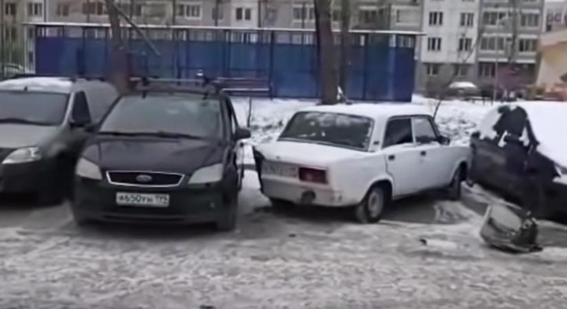 Egy dühös orosz autós flexszel oldott meg egy parkolási konfliktust