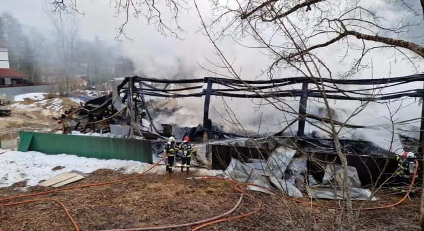 Leégett egy műanyagraktár Brassó megyében – A tűzoltók 7 órán át küzdöttek a lángokkal