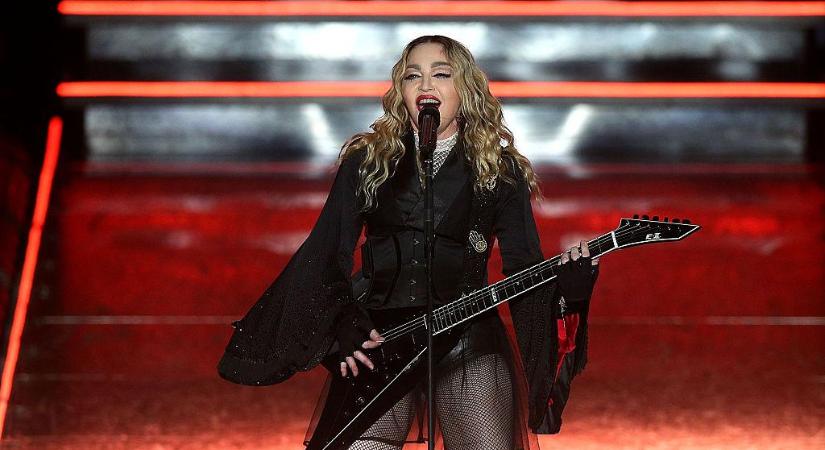 Madonna brutálisan nagyot esett a színpadon, vérbeli profiként reagált