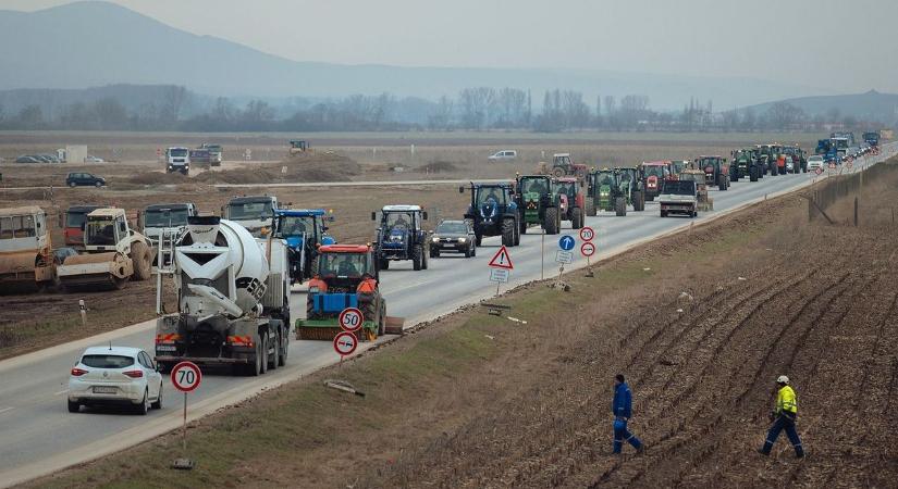 Bekeményítenek a lengyel gazdák, melléjük álltak a foci drukkerek is– videó