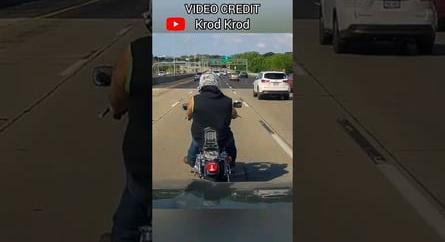 Egy őrült büntetőfékező motorost vettek videóra az autópályán
