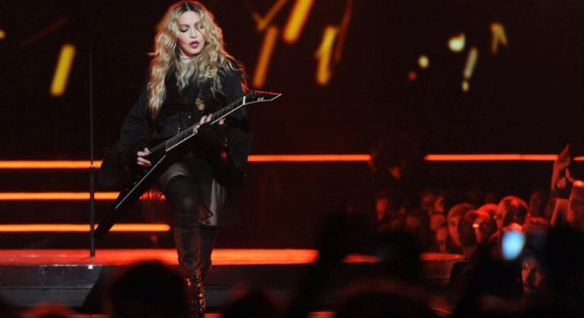 Hatalmasat esett a színpadon Madonna, a táncosa rántotta magával az énekesnőt - Videó