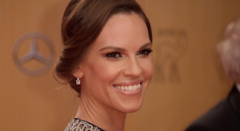 A 49 éves Hilary Swank piros ruhában lépett a vörös szőnyegre, mindenkit meglepett