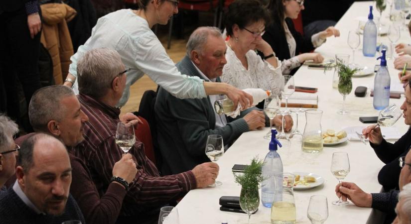 Elégedettek voltak a 2023 évjárat borait bemutató bormustrán Csákberényben (galéria)