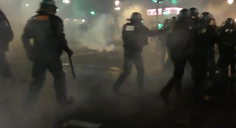 Lángoló autók és sebesültek a Párizs utcáin zajló zavargásokban