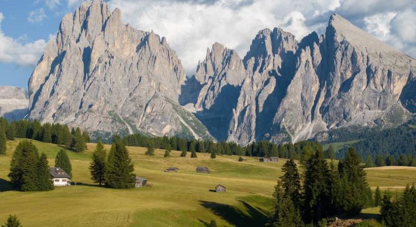 Koporsót idéző kabinban lehet feljutni a Dolomitok legszebb hegyére: az állógondola félelmetes élmény