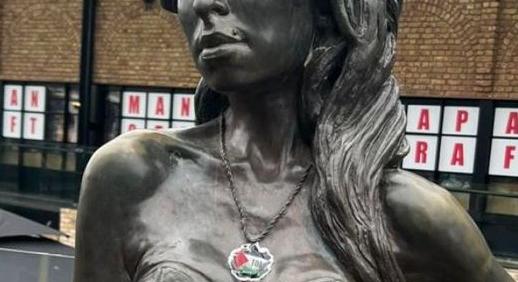 Palesztin párti tüntetők Londonban megrongálták Amy Winehouse szobrát