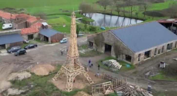 16 méteres Eiffel-torony másolatot épített fel a hátsó kertjükben két francia férfi, nagy reményeket fűznek művükhöz