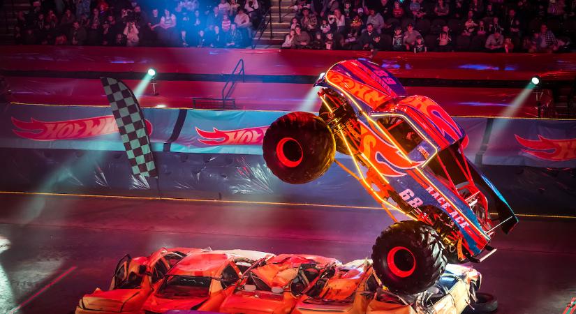 Őrült autóóriás show Pesten: jön a Hot Wheels Monster Trucks Live Glow Party