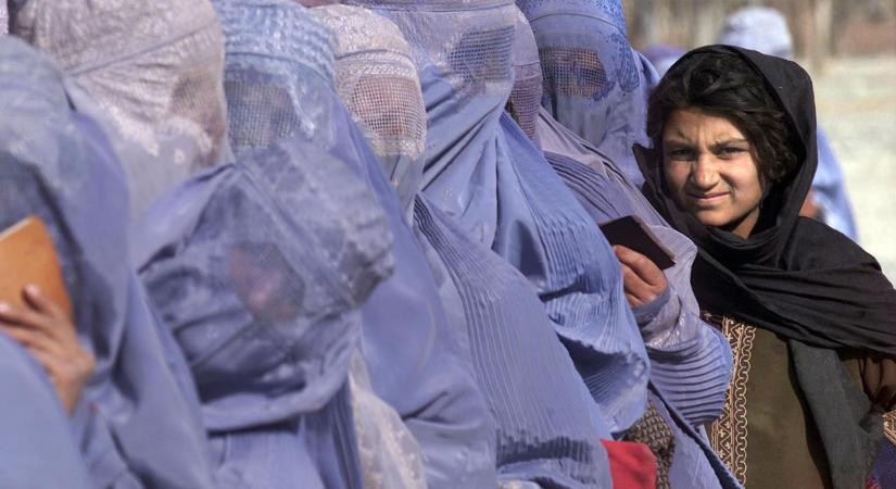 ENSZ: az öltözékről és a férfi gyámokról szóló tálib rendeletek miatt az afgán nők félnek egyedül kimenni az utcára