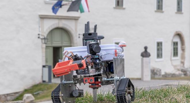 Mesterséges intelligenciát alkalmaz a Széchenyi István Egyetemen fejlesztett mezőgazdasági robot