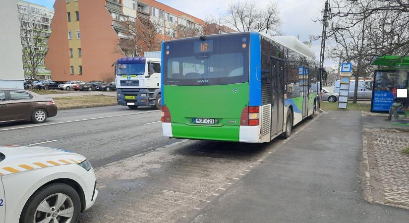 Baleset Nyíregyházán - Busz és teherautó ütközött (fotók)