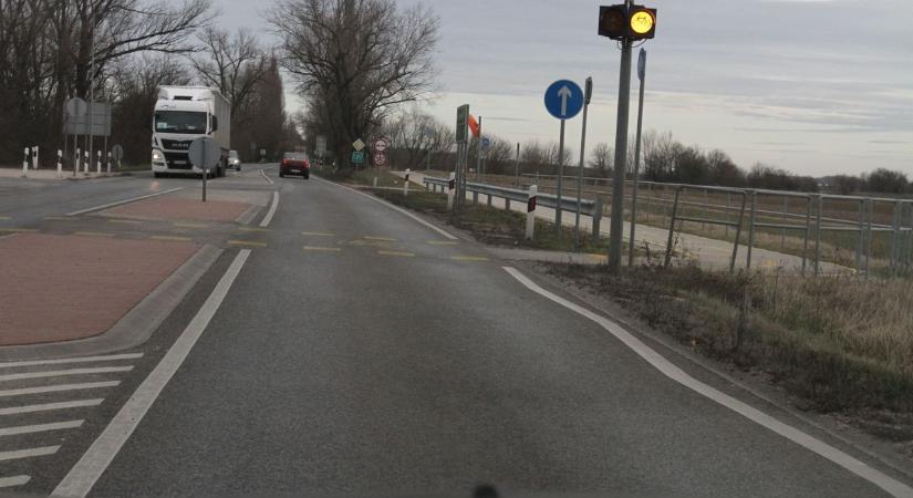 A főúton haladó járműveknek van elsőbbsége a kerékpárosokkal szemben