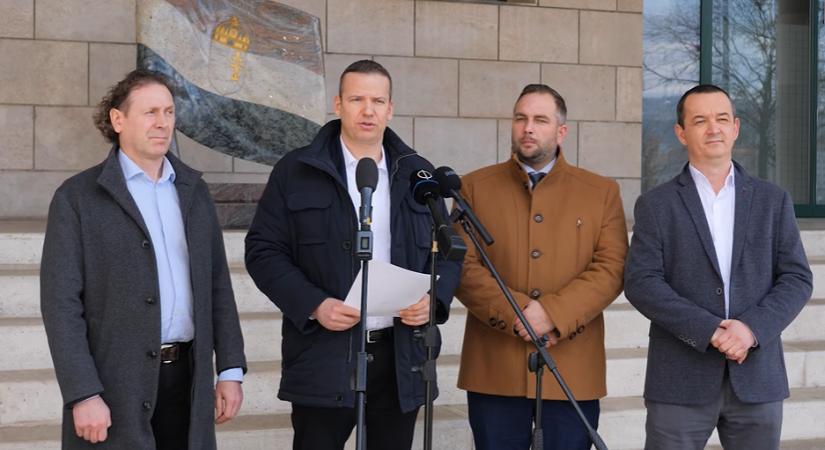"Autók fognak felrobbani" – Ukrán nyelvű halálos fenyegetést kapott a Mi Hazánk parlamenti frakciójának összes tagja