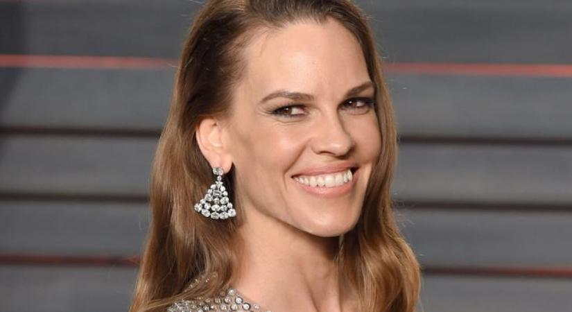 Hilary Swank vörös ruhájáról beszél most mindenki: álomszép ez a kreáció