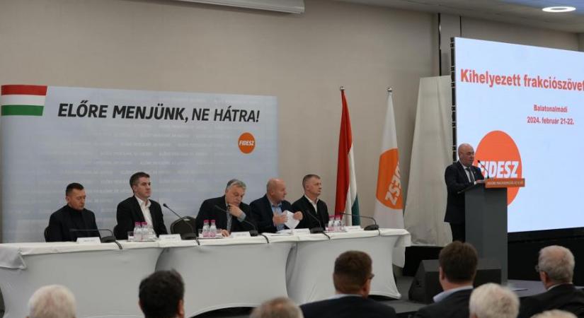 Elkezdődött a Fidesz kihelyezett frakcióülése, Kubatov Gábor nem tagelte Rogán Antalt
