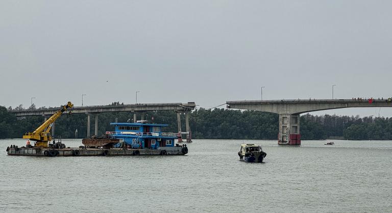 Uszály ütközött egy hídnak Dél-Kínában, többen meghaltak