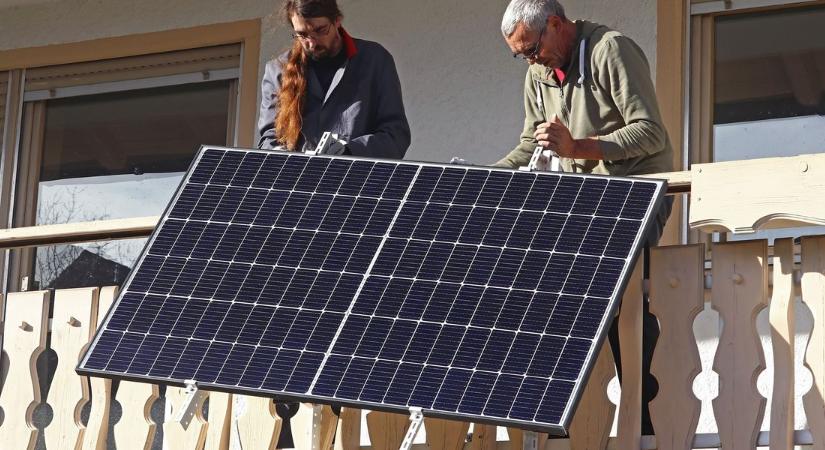Így lehet erkélyre napelemet telepíteni nálunk