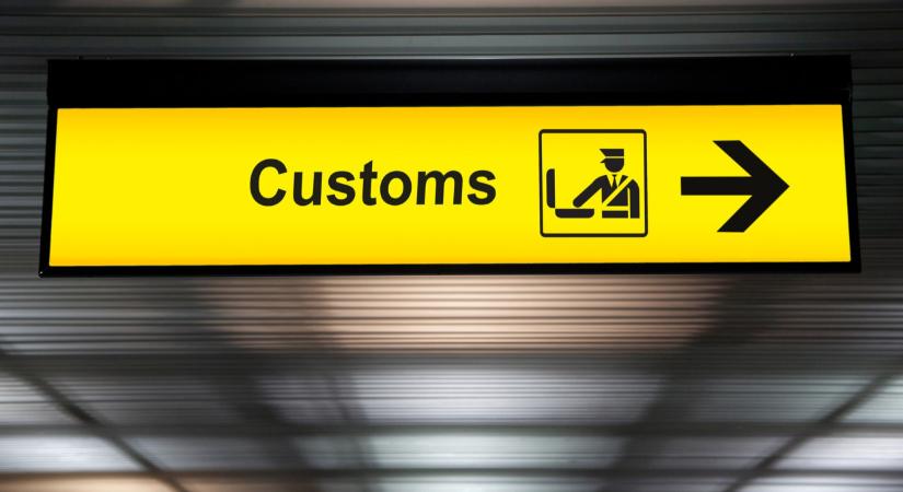 Beleállt a reptéri vámvizsgálókba egy magyar nő: nem semmi, mivel vádolják most