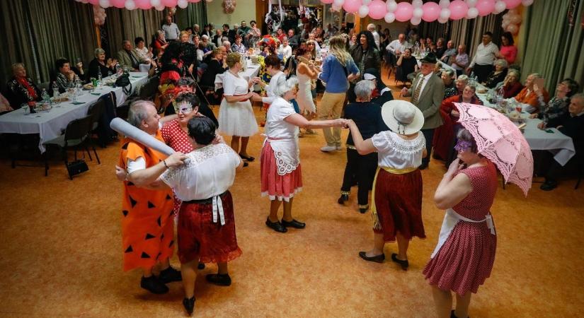 Zorba dala és a szépkorúak himnusza - Fergetegeset báloztak a Nefelejcs Nyugdíjas Klubosok - fotók