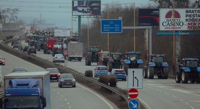 Kassára már megérkezett a konvoj, a belvárosba akár száz traktorista érkezhet (FOTÓK)