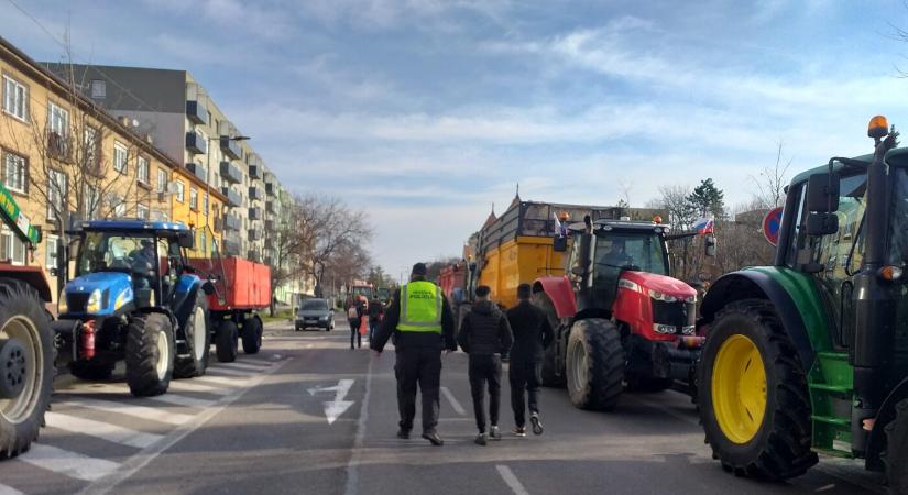 Galántán is traktorba ültek az elégedetlen gazdák (FOTÓKVIDEÓ)